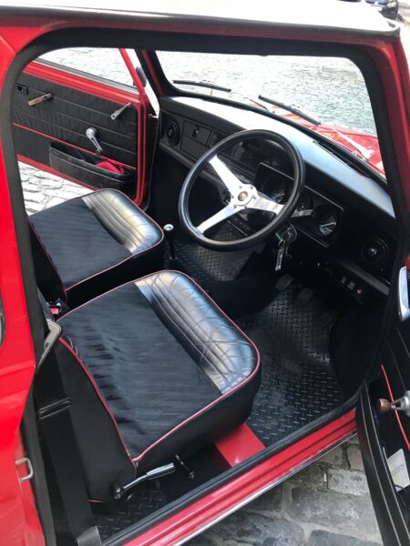 smallcarBIGCITY Classic Mini Cooper London Red interior