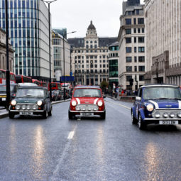smallcarBIGCITY London Landmarks tour - Classic Mini Cooper Agnes, Robin and Dot London bridge
