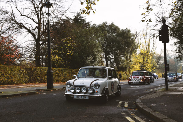 smallcarBIGCITY Seedy Side Streets tour London - Classic mini Cooper Lilly in Regents Park